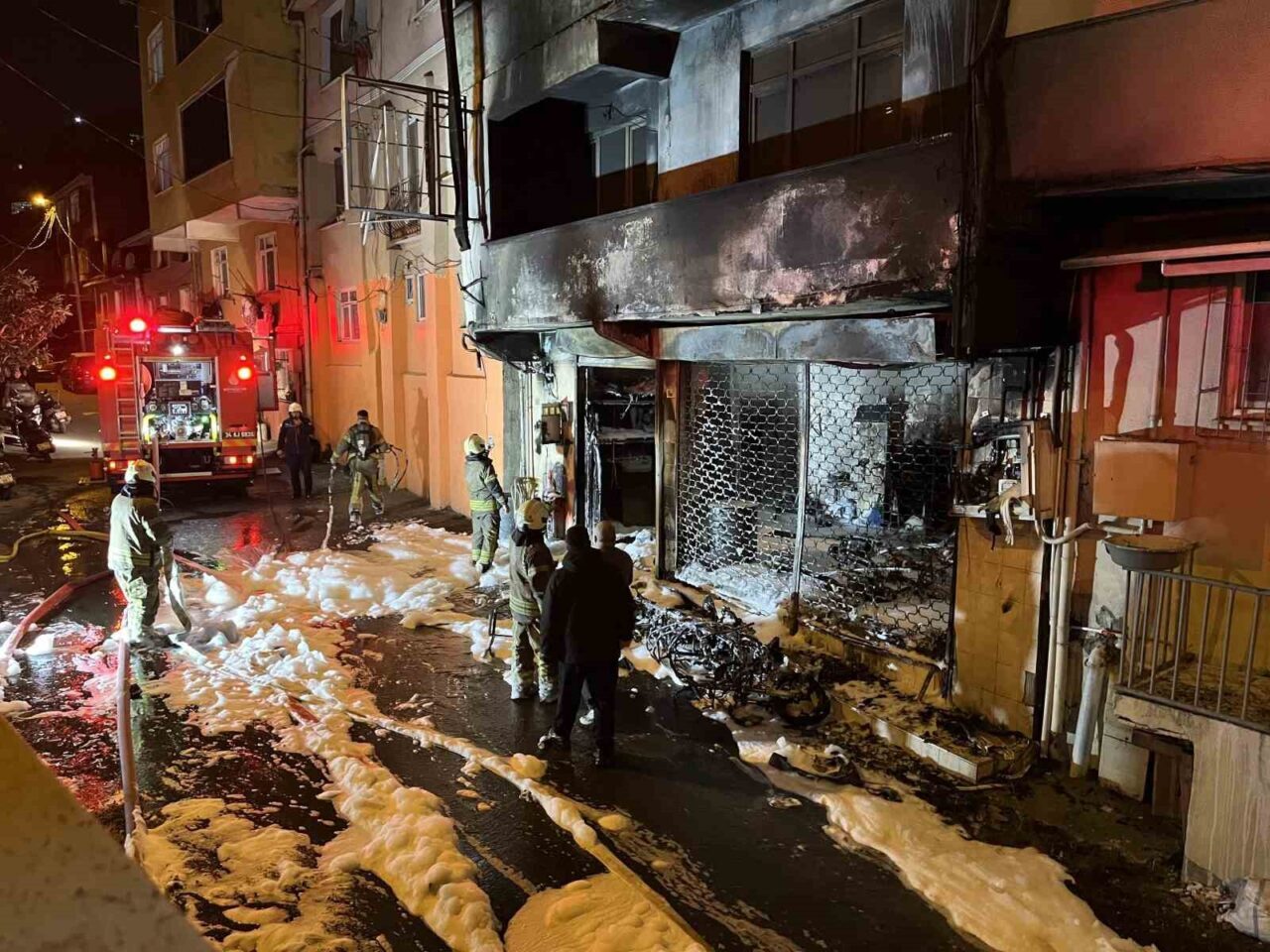 İstanbul Sarıyer’de 3 katlı binanın girişindeki motosiklet tamirhanesi alev alev