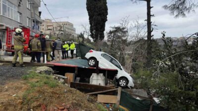 Sarıyer’de vitesleri karıştıran sürücünün, gaza basması sonucu kontrolden çıkan otomobil