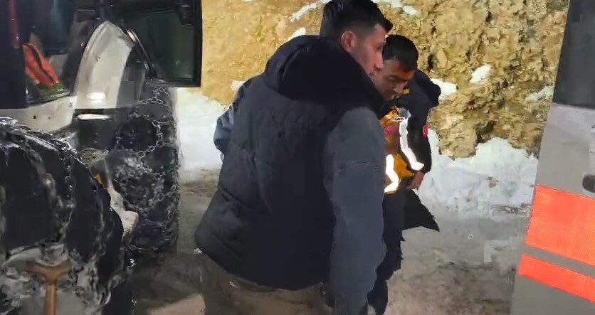 Batman’ın Sason ilçesinde kar yağışı nedeniyle yolu kapanan Kınalı köyü