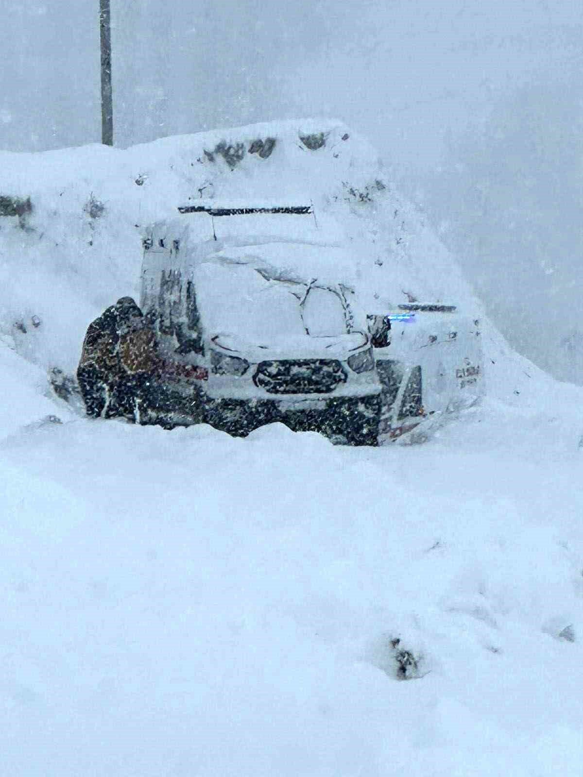 Batman’ın Sason ilçesinde etkili olan kar yağışı, buzlanma ve don