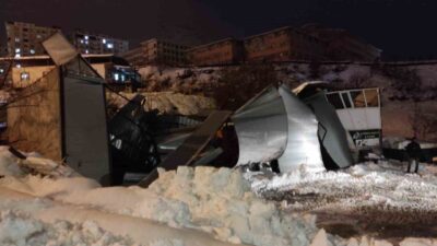 Batman’ın Sason ilçesinde etkili olan yoğun kar yağışı nedeniyle bir