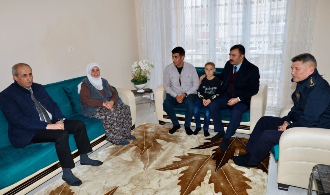 Adıyaman’ın Kahta ilçe Kaymakamı Muhammed Üsame Soysal, şehit aileleriyle bir