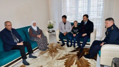 Adıyaman’ın Kahta ilçe Kaymakamı Muhammed Üsame Soysal, şehit aileleriyle bir