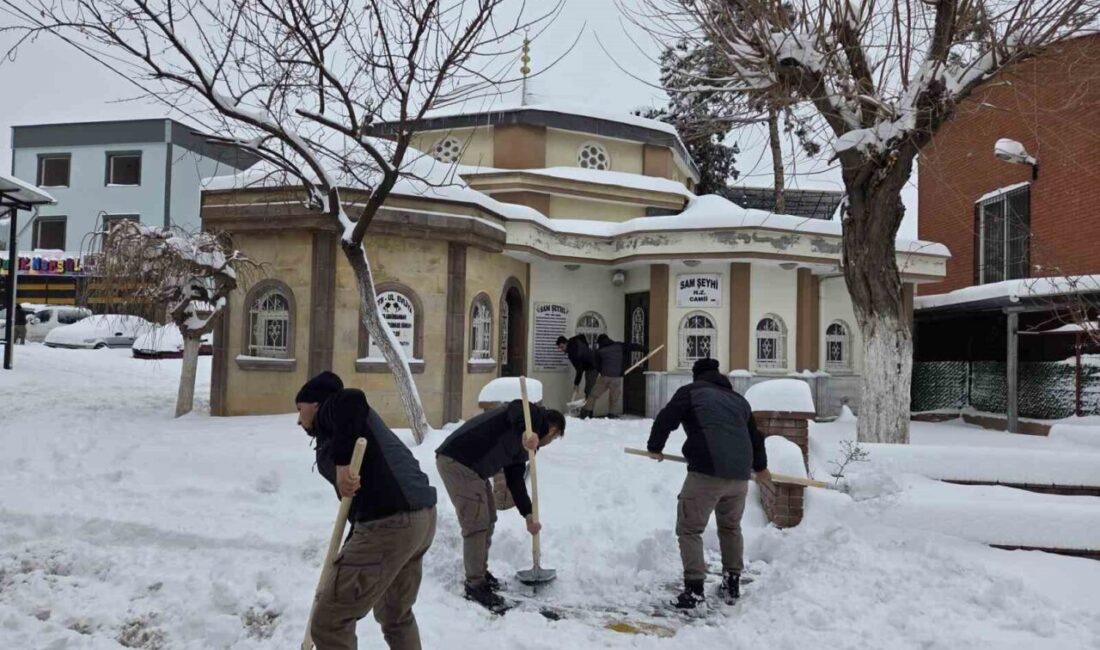 Şehitkamil Belediyesi, ilçe genelinde etkisini sürdüren yoğun kar yağışına karşı