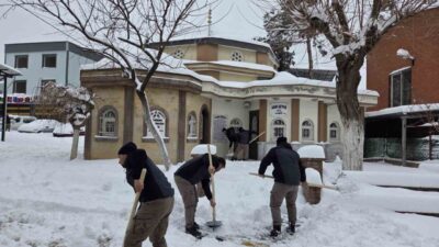 Şehitkamil Belediyesi, ilçe genelinde etkisini sürdüren yoğun kar yağışına karşı