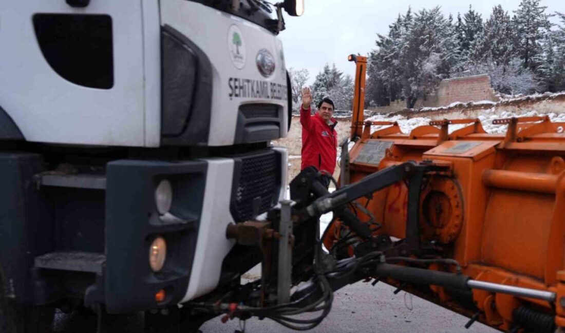 Şehitkamil Belediyesi, kentte etkisini artırarak gösteren kar yağışıyla birlikte, günler