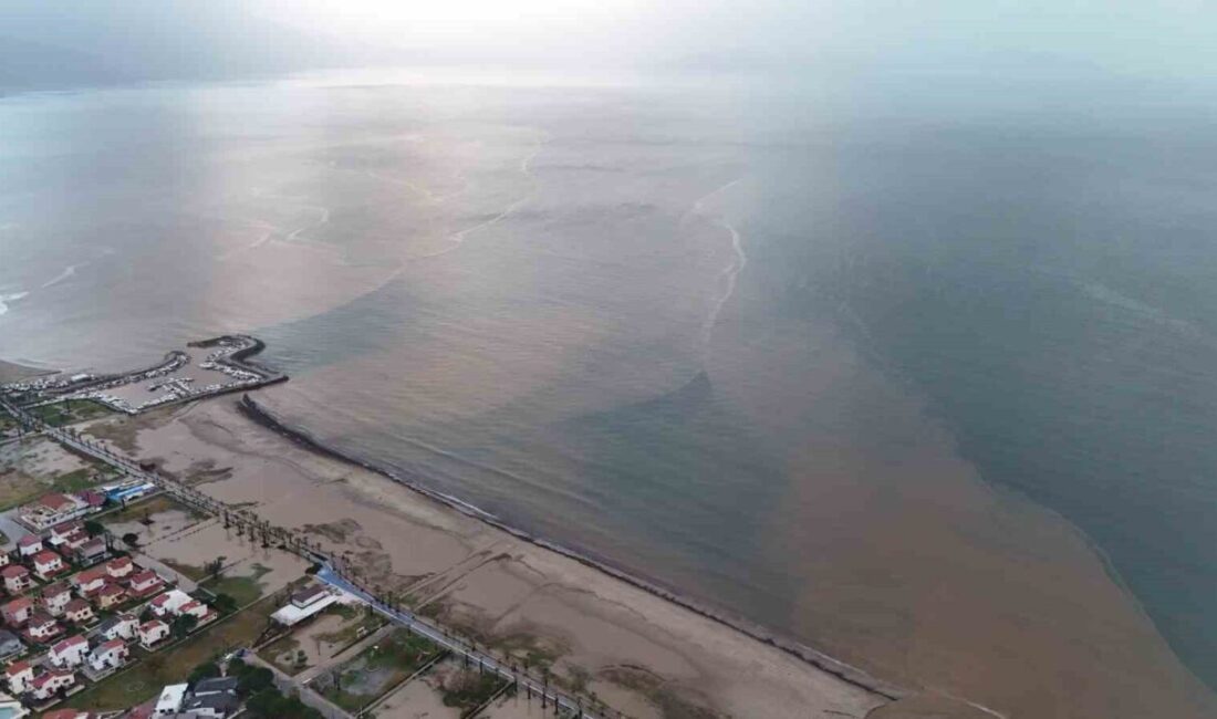 Aydın’ın Kuşadası ilçesinde etkili olan sağanak yağışın ardından taşkınlar yaşanırken,