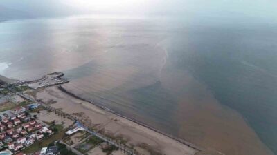 Aydın’ın Kuşadası ilçesinde etkili olan sağanak yağışın ardından taşkınlar yaşanırken,