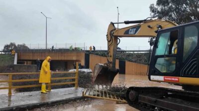 Adana’nın Yüreğir ilçesinde sağanak yağışın ardından sel suları yükselince çıktıkları