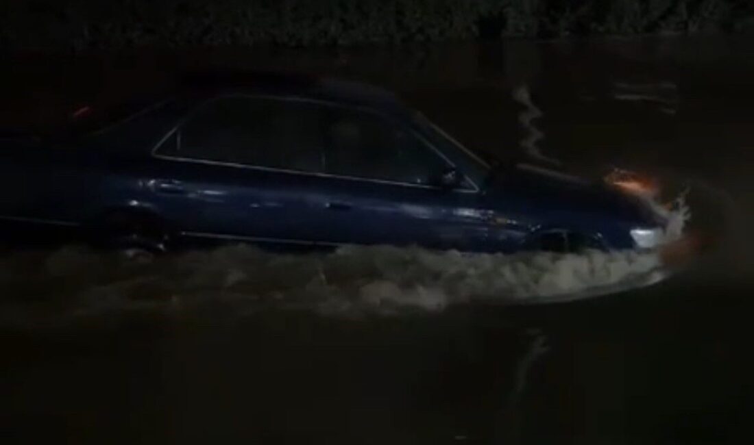 İzmir’de dün etkili olan sağanak yağış sonrası meydana gelen sel,