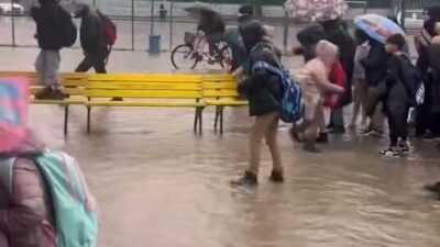 Bursa’nın İnegöl ilçesinde de fırtına ve sağanak yağış etkili oldu.