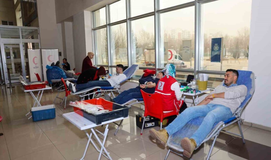 Konya’nın merkez Selçuklu İlçe Belediye personeli ve vatandaşlar Kızılay Kan