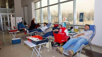 Konya’nın merkez Selçuklu İlçe Belediye personeli ve vatandaşlar Kızılay Kan