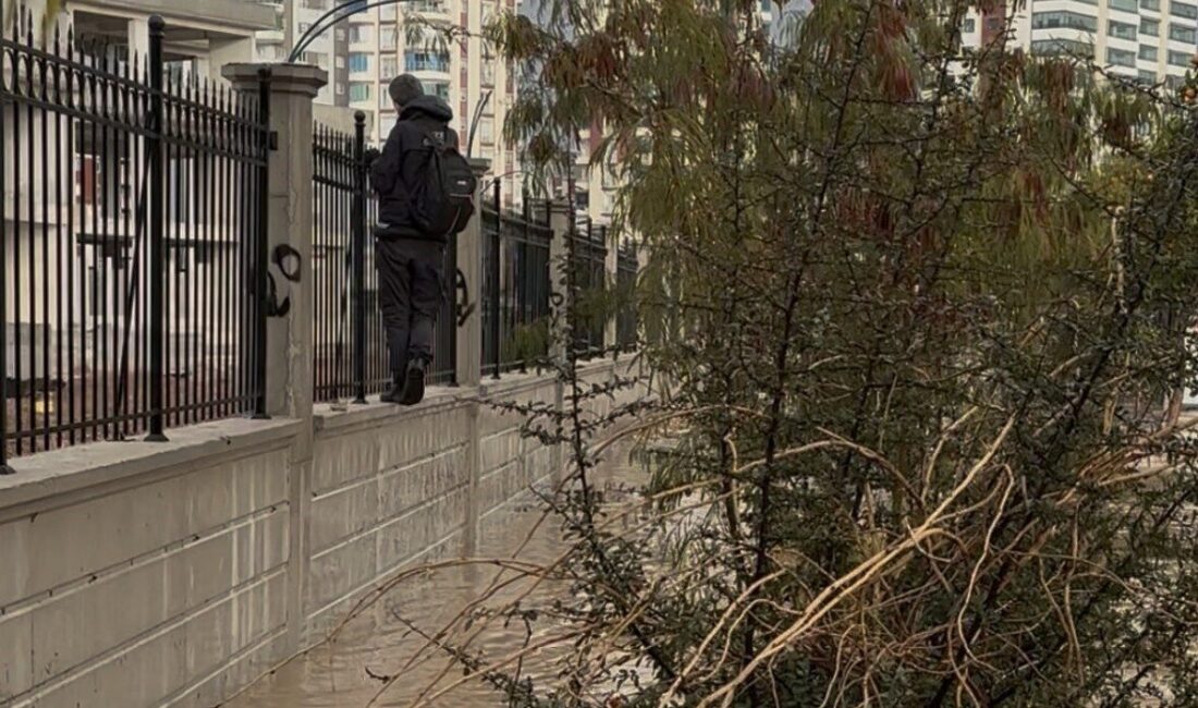 Adana’da etkili olan sağanak yağış nedeniyle cadde ve sokaklar göle