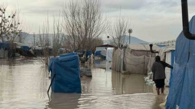 Mersin ve ilçelerinde etkili olan sağanak yağış sele neden olurken,