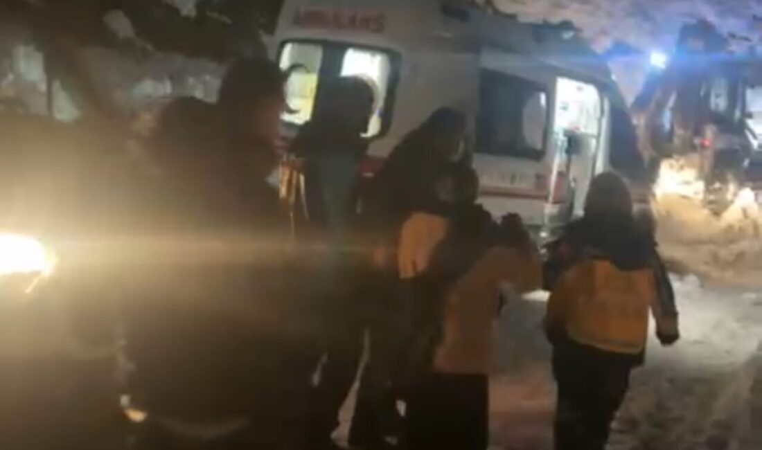 Hakkari’nin Şemdinli ilçesinde, yoğun kar yağışı nedeniyle ulaşımı kapanan mezrada