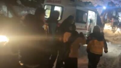 Hakkari’nin Şemdinli ilçesinde, yoğun kar yağışı nedeniyle ulaşımı kapanan mezrada