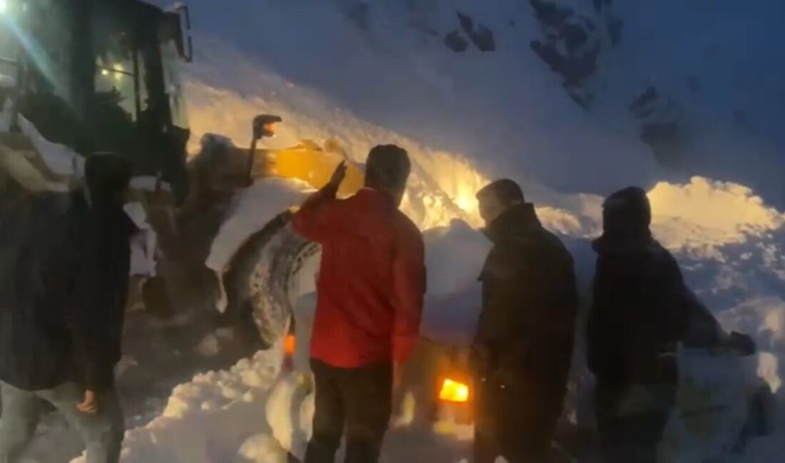 Hakkari’nin Şemdinli ilçesinde çığ altında kalan otomobilde mahsur kalan 3