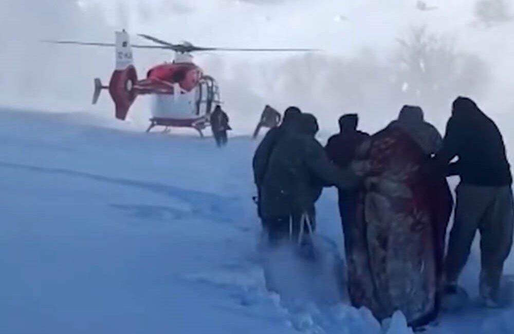 Hakkari’nin Şemdinli ilçesinde kar ve tipi nedeniyle yolu kapanan Alan