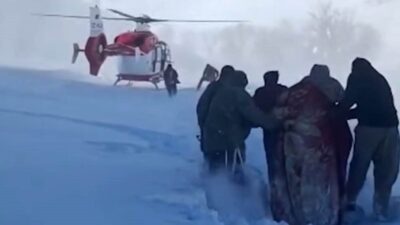 Hakkari’nin Şemdinli ilçesinde kar ve tipi nedeniyle yolu kapanan Alan
