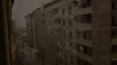 Hakkari’nin Şemdinli ilçesinde bir binanın çatısında biriken dev kar kütlesinin