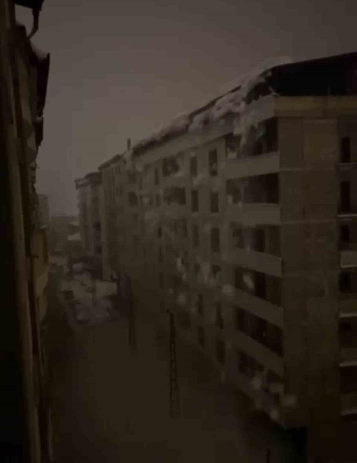 Hakkari’nin Şemdinli ilçesinde bir binanın çatısında biriken dev kar kütlesinin