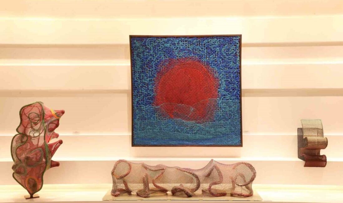 Atık balık ağlarını sanat eserlerine dönüştüren sanatçı Semra Özümerzifon’un “Ağlı