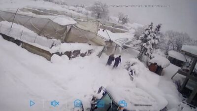 Karabük’ün Eskipazar ilçesi Köyceğiz köyünde yağan karın ağırlığıyla seralar çöktü.
