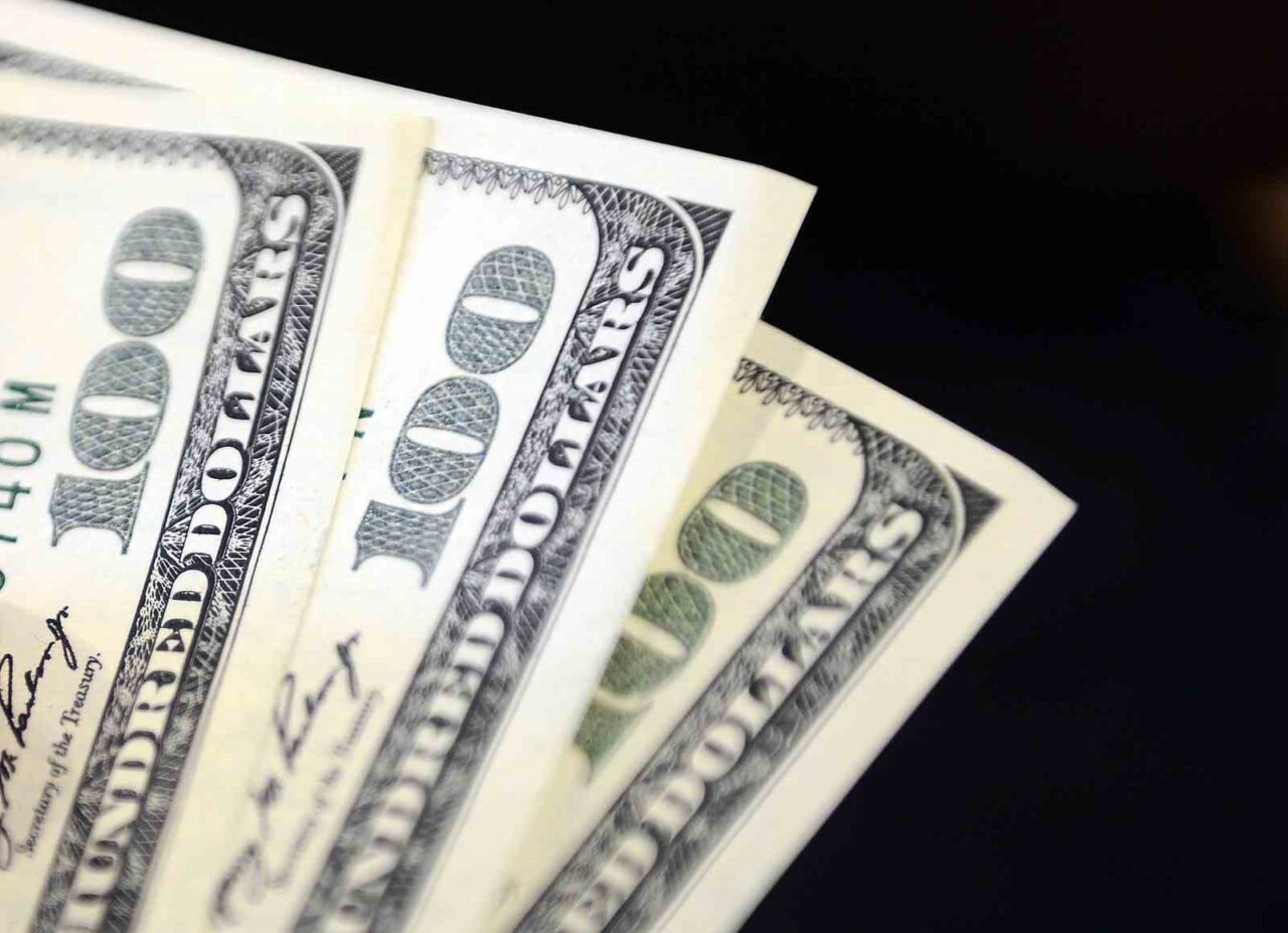 Dolar 43,0340 liradan, euro ise 50,5290 liradan güne başladı. İstanbul