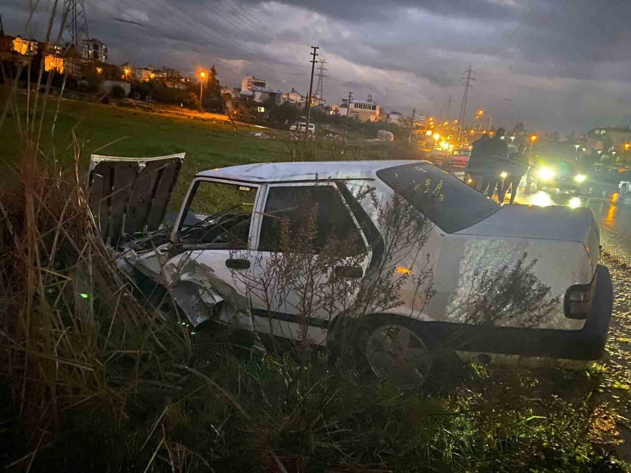 Antalya’nın Serik ilçesinde iki otomobilin çarpıştığı kazada 1 kişi yaralandı.