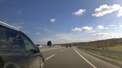 Sakarya’nın Karasu ilçesi D-650 kara yolunda şerit ihlali yapan bir