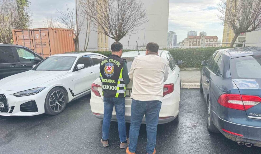 İstanbul Esenyurt’ta bir servis sürücüsü, trafikte sinirlendiği taksicinin aracının camını