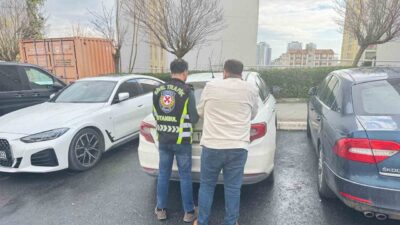 İstanbul Esenyurt’ta bir servis sürücüsü, trafikte sinirlendiği taksicinin aracının camını