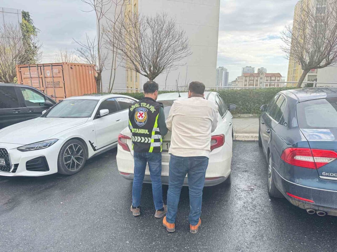 İstanbul Esenyurt’ta bir servis sürücüsü, trafikte sinirlendiği taksicinin aracının camını