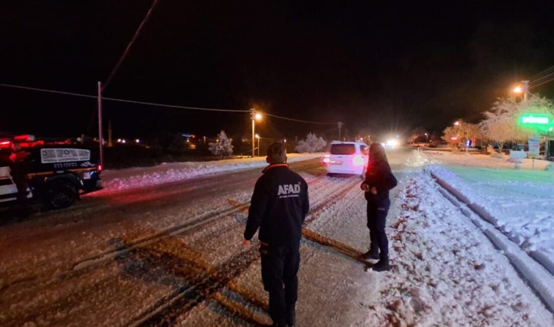 Muğla’nın Seydikemer ilçesine bağlı Karabel mevkiinde etkili olan kar yağışı