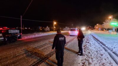 Muğla’nın Seydikemer ilçesine bağlı Karabel mevkiinde etkili olan kar yağışı