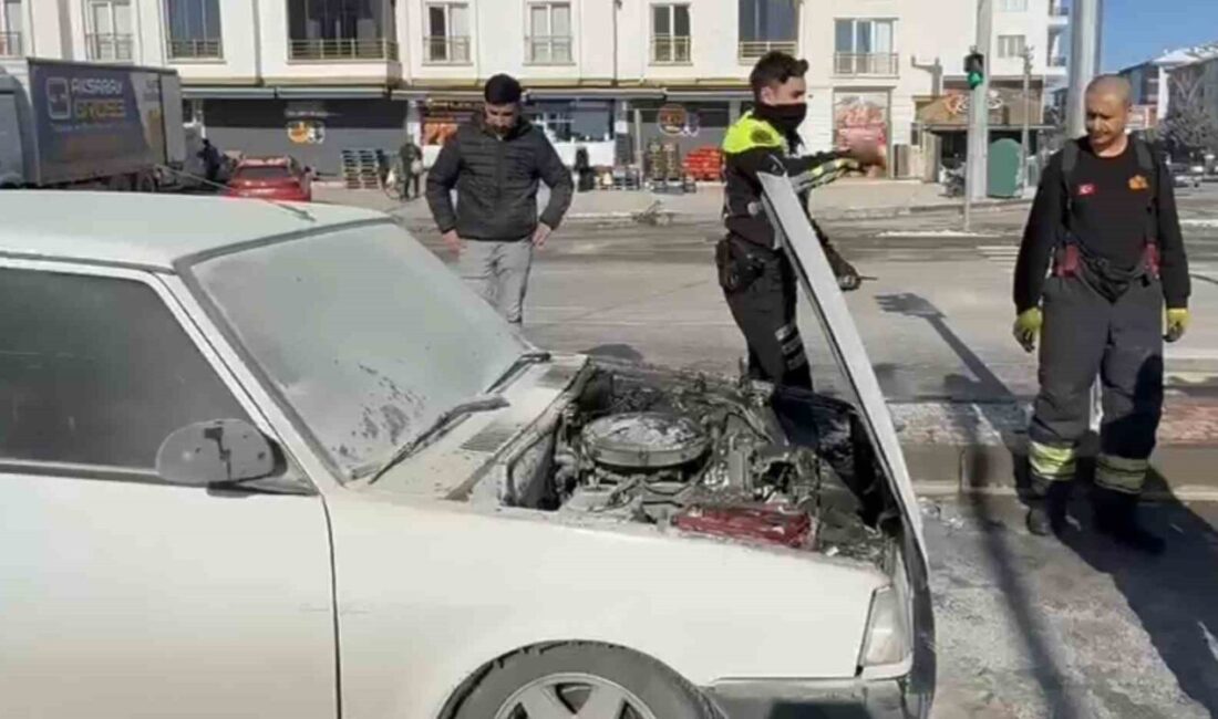 Aksaray’da seyir halindeyken kaputundan dumanlar çıkan FIAT marka otomobil yandı.