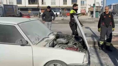Aksaray’da seyir halindeyken kaputundan dumanlar çıkan FIAT marka otomobil yandı.