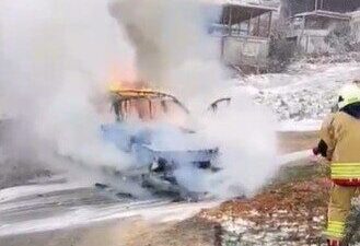 Kahramanmaraş’ta seyir halindeki otomobil alev alev yandı. Yangın söndürülürken, araç