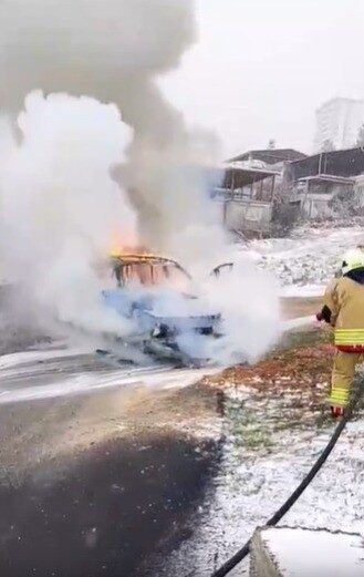 Kahramanmaraş’ta seyir halindeki otomobil alev alev yandı. Yangın söndürülürken, araç