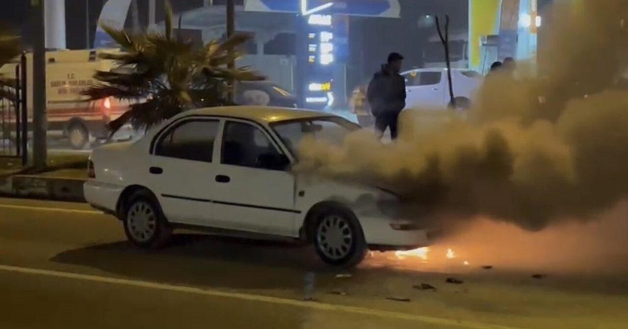 Adıyaman’da seyir halinde olan bir otomobil alev alev yandı. Edinilen