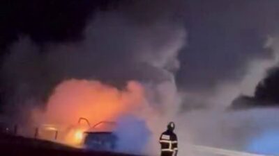 Diyarbakır’da seyir halindeki otomobil alev aldı. Olayda ölen ya da