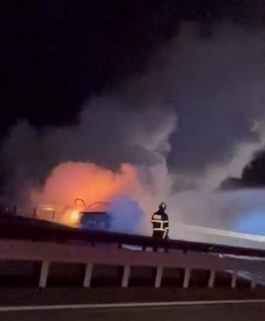 Diyarbakır’da seyir halindeki otomobil alev aldı. Olayda ölen ya da