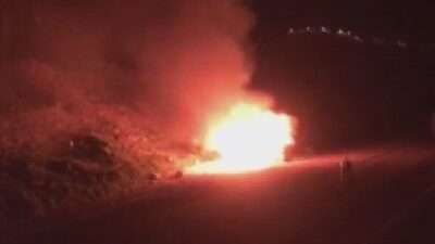 Hatay’ın Belen ilçesinde alevlere teslim olan otomobil, yanarak kullanılamaz hale