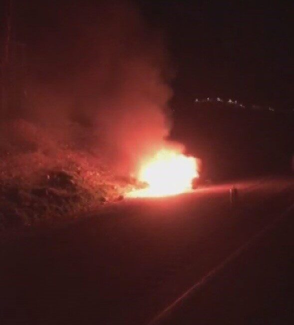 Hatay’ın Belen ilçesinde alevlere teslim olan otomobil, yanarak kullanılamaz hale