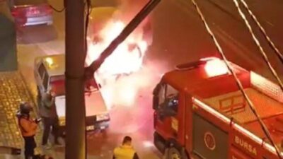 Bursa’da akşam saatlerinde seyir halindeki bir otomobilde önce dumanlar çıktı,