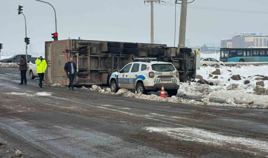 Diyarbakır’ın merkez Kayapınar ilçesinde kayganlaşan yolda devrilen tırın sürücüsü yaralandı.