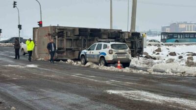 Diyarbakır’ın merkez Kayapınar ilçesinde kayganlaşan yolda devrilen tırın sürücüsü yaralandı.