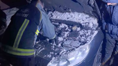 Van’ın Erciş ilçesinde seyir halindeki otomobilin yanan motoruna karla müdahale