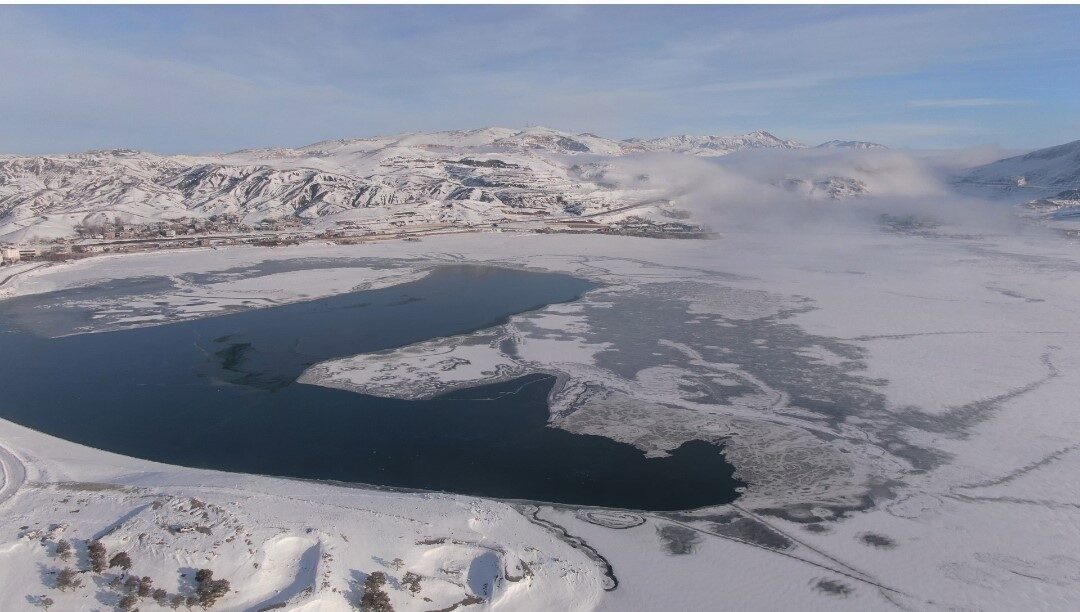 Sibirya soğuklarının hakim olduğu Van’da Sıhke Göleti’nin yüzeyi tamamen dondu.